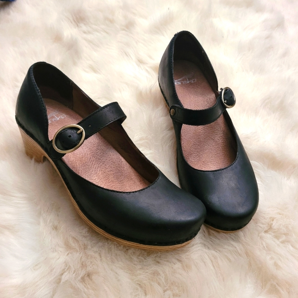 Adorable Dansko Mary Jane clogs